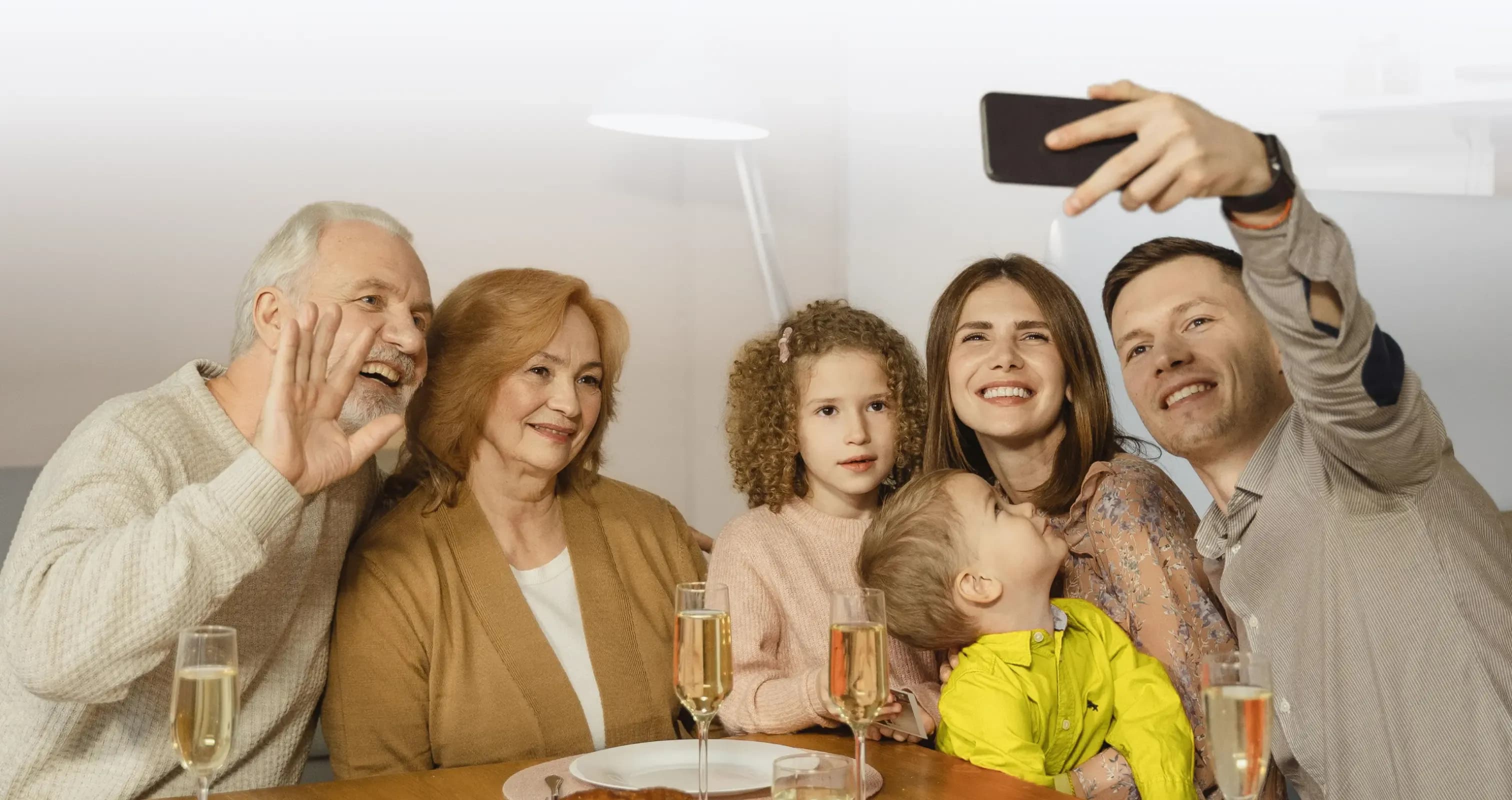 Rodina investorov a seniorov užívajúcich si Druhý dôchodok so svojimi vnúčatami